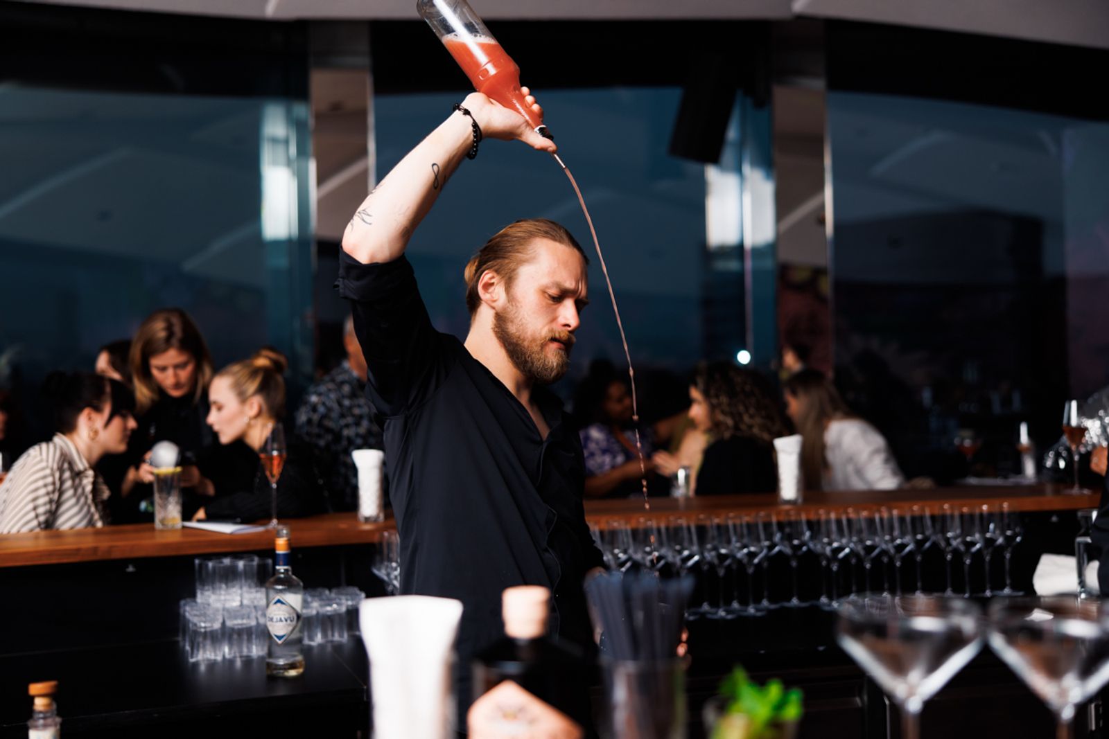 FEIER-ABEND IM 15. STOCK - DAS JUWEL WIEN LUD ZUM FULMINANTEN BAR OPENING.